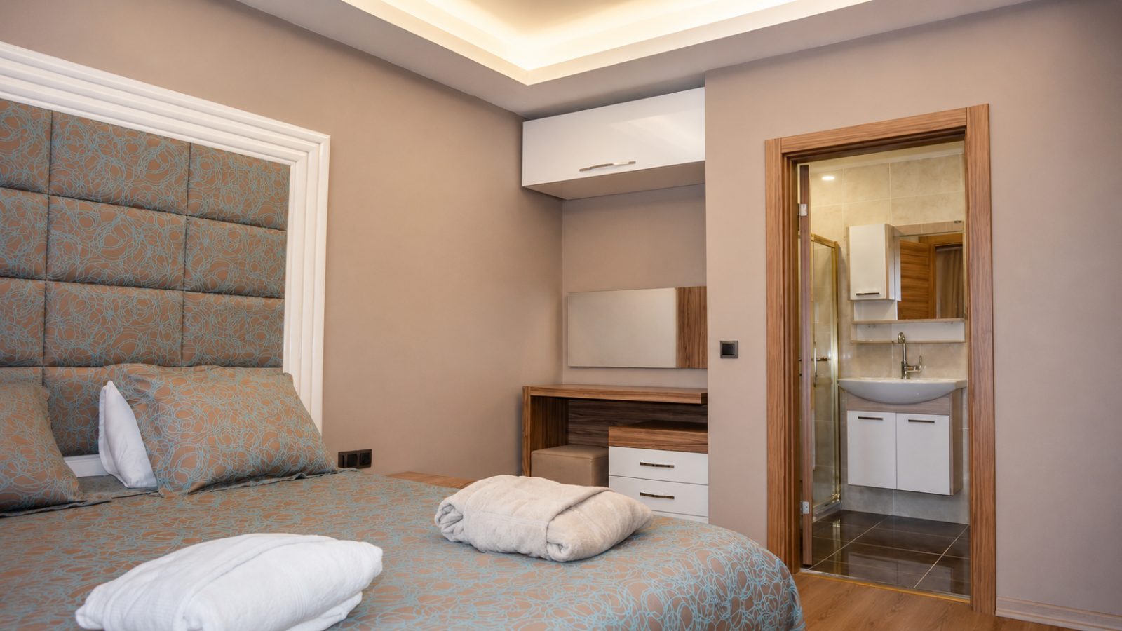 Cimcime Termal Hotel — oda ve banyo girişi