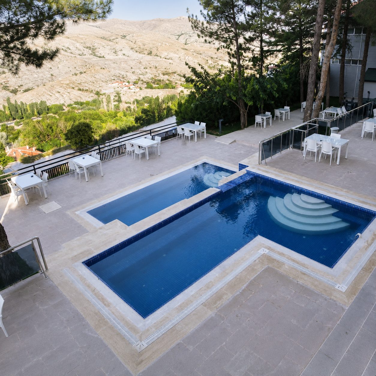 Cimcime Termal Hotel — havuz ve çam manzarası