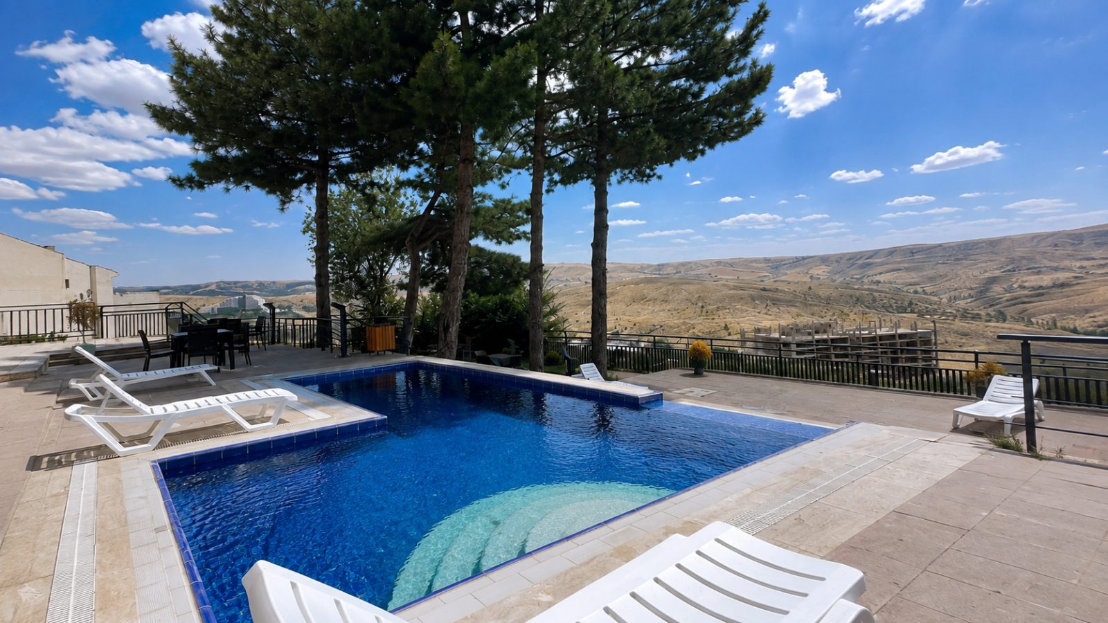 Cimcime Termal Hotel — termal havuz ve şezlong alanı