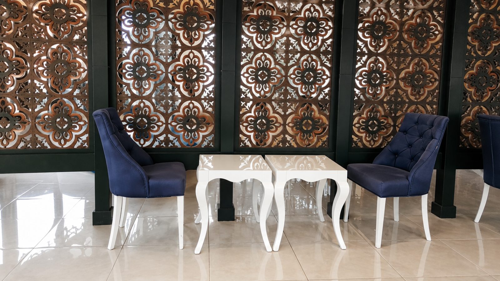 Ürofiz Termal Otel — çini panolu dinlenme alanı